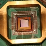 Qubit-chip van quantumcomputer D-Wave