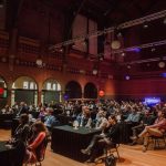 Volle concentratie bij het publiek voor de lessen van de sprekers op NRC Live: Moonshot