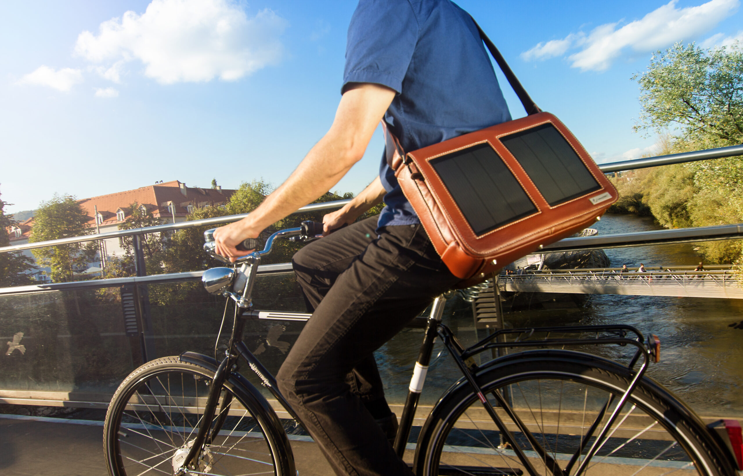 Sunnybag is een rugzak met ingebouwde zonnepanelen om je gear op te laden.