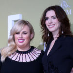 Anne Hathaway en Rebel Wilson uit The Hustle, deze maand op Filmbox en Film1