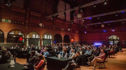 Volle concentratie bij het publiek voor de lessen van de sprekers op NRC Live: Moonshot