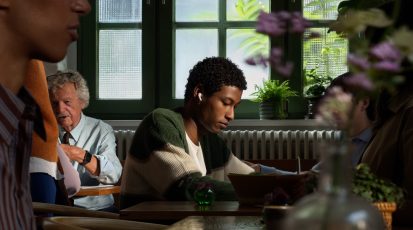 Apple-AirPods-5-lifestyle-260909_big.jpg.large_2x