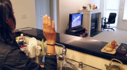 wisee_waving_at_the_tv